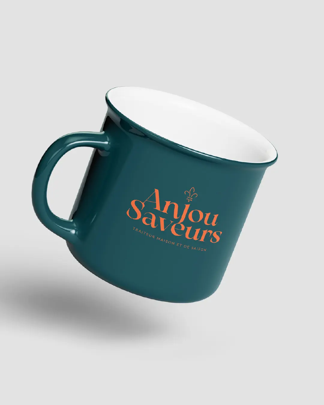 Mug personnalisé avec le logo Anjou Saveurs, décliné par DBW dans le cadre du projet d’identité visuelle